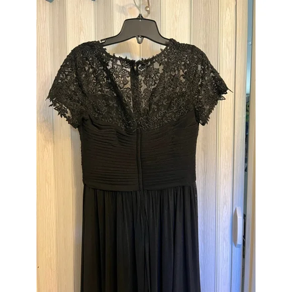 NWT La Femme Gown 29772 Floral
Embroidered Sheath Dress in Black Size 8 - Picture 7 of 11